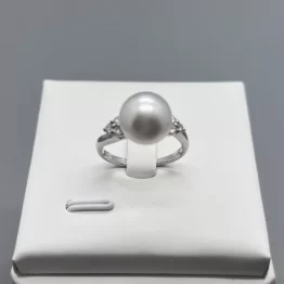 南洋白珠钻石戒指